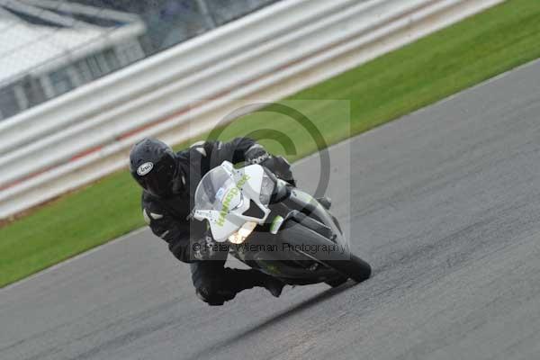 Motorcycle action photographs;Silverstone circuit;Silverstone photographs;Trackday digital images;event digital images;eventdigitalimages;no limits trackday;peter wileman photography;rockingham towcester northamptonshire;trackday;trackday photos