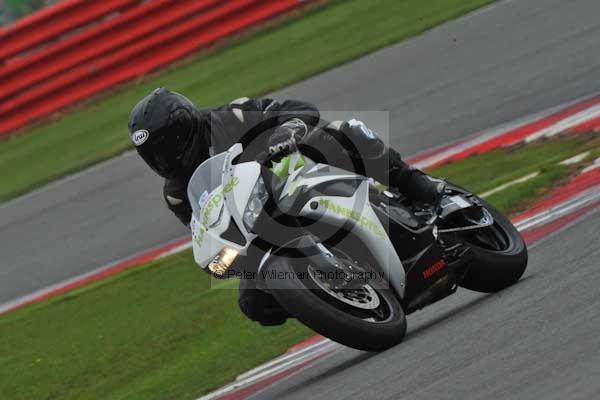 Motorcycle action photographs;Silverstone circuit;Silverstone photographs;Trackday digital images;event digital images;eventdigitalimages;no limits trackday;peter wileman photography;rockingham towcester northamptonshire;trackday;trackday photos