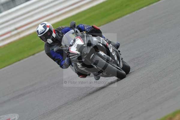 Motorcycle action photographs;Silverstone circuit;Silverstone photographs;Trackday digital images;event digital images;eventdigitalimages;no limits trackday;peter wileman photography;rockingham towcester northamptonshire;trackday;trackday photos