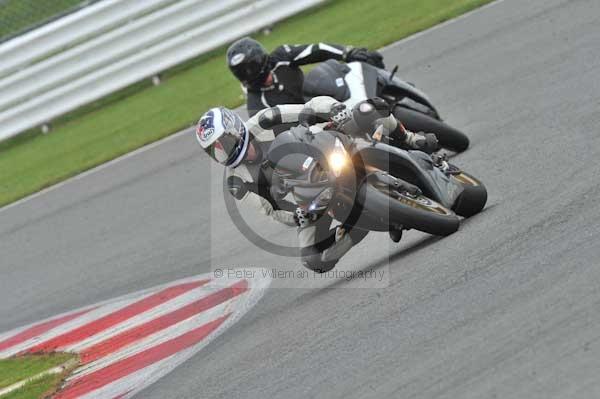 Motorcycle action photographs;Silverstone circuit;Silverstone photographs;Trackday digital images;event digital images;eventdigitalimages;no limits trackday;peter wileman photography;rockingham towcester northamptonshire;trackday;trackday photos
