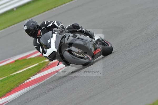 Motorcycle action photographs;Silverstone circuit;Silverstone photographs;Trackday digital images;event digital images;eventdigitalimages;no limits trackday;peter wileman photography;rockingham towcester northamptonshire;trackday;trackday photos