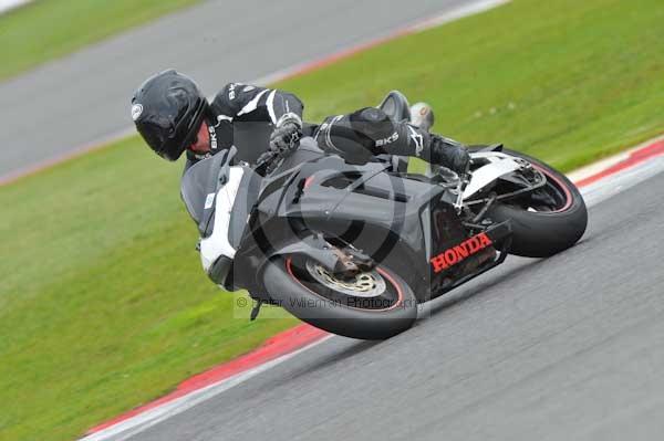 Motorcycle action photographs;Silverstone circuit;Silverstone photographs;Trackday digital images;event digital images;eventdigitalimages;no limits trackday;peter wileman photography;rockingham towcester northamptonshire;trackday;trackday photos