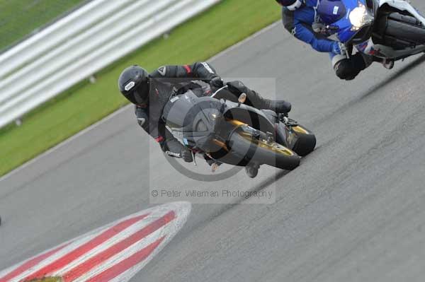 Motorcycle action photographs;Silverstone circuit;Silverstone photographs;Trackday digital images;event digital images;eventdigitalimages;no limits trackday;peter wileman photography;rockingham towcester northamptonshire;trackday;trackday photos