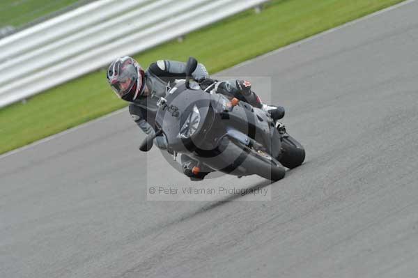 Motorcycle action photographs;Silverstone circuit;Silverstone photographs;Trackday digital images;event digital images;eventdigitalimages;no limits trackday;peter wileman photography;rockingham towcester northamptonshire;trackday;trackday photos