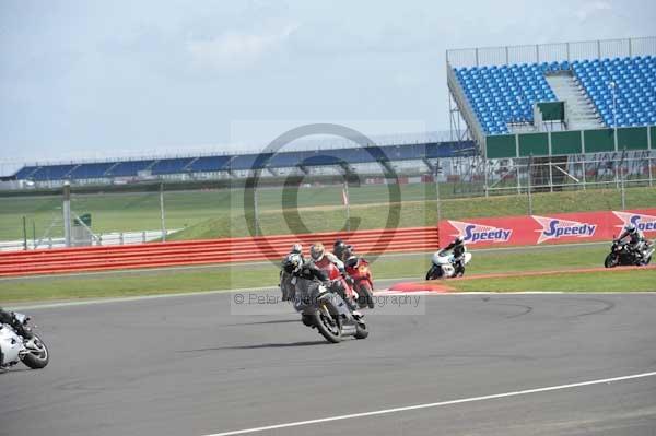 Motorcycle action photographs;Silverstone circuit;Silverstone photographs;Trackday digital images;event digital images;eventdigitalimages;no limits trackday;peter wileman photography;rockingham towcester northamptonshire;trackday;trackday photos