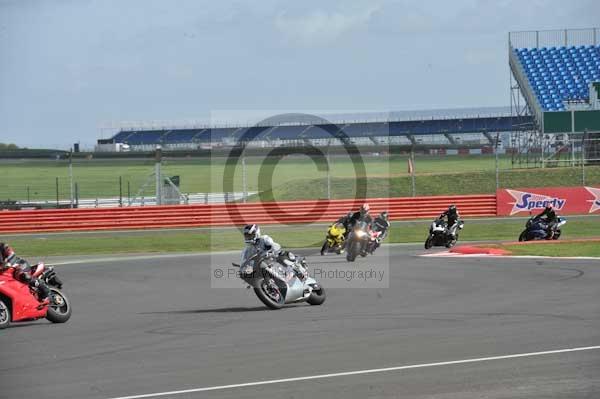 Motorcycle action photographs;Silverstone circuit;Silverstone photographs;Trackday digital images;event digital images;eventdigitalimages;no limits trackday;peter wileman photography;rockingham towcester northamptonshire;trackday;trackday photos