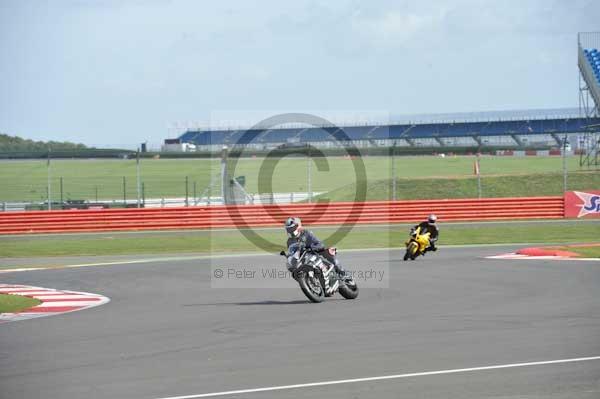Motorcycle action photographs;Silverstone circuit;Silverstone photographs;Trackday digital images;event digital images;eventdigitalimages;no limits trackday;peter wileman photography;rockingham towcester northamptonshire;trackday;trackday photos