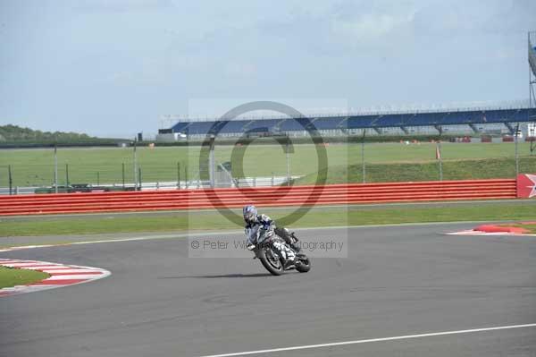 Motorcycle action photographs;Silverstone circuit;Silverstone photographs;Trackday digital images;event digital images;eventdigitalimages;no limits trackday;peter wileman photography;rockingham towcester northamptonshire;trackday;trackday photos
