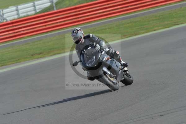 Motorcycle action photographs;Silverstone circuit;Silverstone photographs;Trackday digital images;event digital images;eventdigitalimages;no limits trackday;peter wileman photography;rockingham towcester northamptonshire;trackday;trackday photos