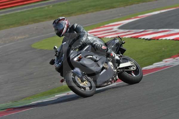 Motorcycle action photographs;Silverstone circuit;Silverstone photographs;Trackday digital images;event digital images;eventdigitalimages;no limits trackday;peter wileman photography;rockingham towcester northamptonshire;trackday;trackday photos