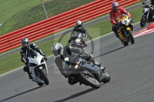Motorcycle action photographs;Silverstone circuit;Silverstone photographs;Trackday digital images;event digital images;eventdigitalimages;no limits trackday;peter wileman photography;rockingham towcester northamptonshire;trackday;trackday photos