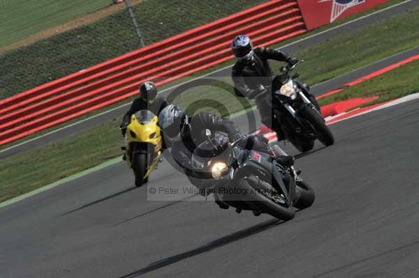 Motorcycle action photographs;Silverstone circuit;Silverstone photographs;Trackday digital images;event digital images;eventdigitalimages;no limits trackday;peter wileman photography;rockingham towcester northamptonshire;trackday;trackday photos