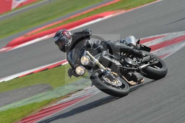 Motorcycle action photographs;Silverstone circuit;Silverstone photographs;Trackday digital images;event digital images;eventdigitalimages;no limits trackday;peter wileman photography;rockingham towcester northamptonshire;trackday;trackday photos