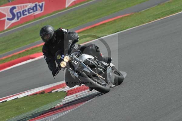 Motorcycle action photographs;Silverstone circuit;Silverstone photographs;Trackday digital images;event digital images;eventdigitalimages;no limits trackday;peter wileman photography;rockingham towcester northamptonshire;trackday;trackday photos