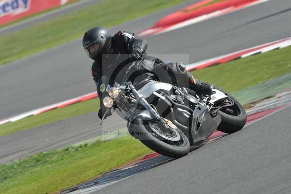 Motorcycle action photographs;Silverstone circuit;Silverstone photographs;Trackday digital images;event digital images;eventdigitalimages;no limits trackday;peter wileman photography;rockingham towcester northamptonshire;trackday;trackday photos