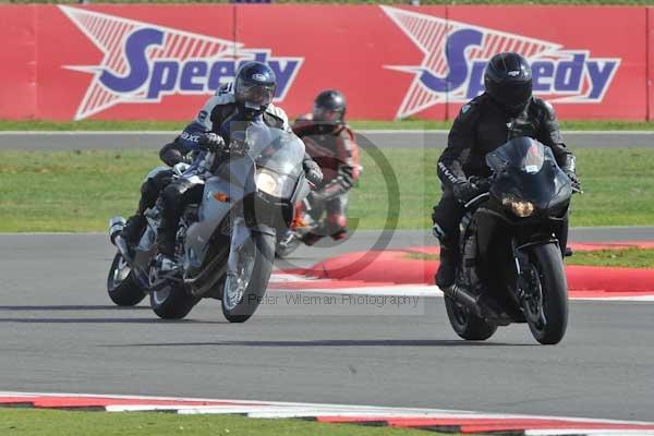 Motorcycle action photographs;Silverstone circuit;Silverstone photographs;Trackday digital images;event digital images;eventdigitalimages;no limits trackday;peter wileman photography;rockingham towcester northamptonshire;trackday;trackday photos
