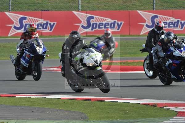 Motorcycle action photographs;Silverstone circuit;Silverstone photographs;Trackday digital images;event digital images;eventdigitalimages;no limits trackday;peter wileman photography;rockingham towcester northamptonshire;trackday;trackday photos