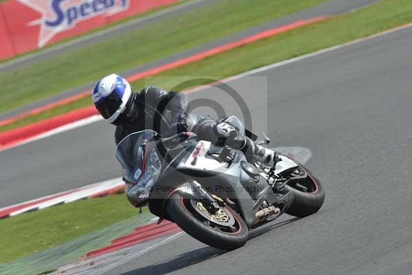 Motorcycle action photographs;Silverstone circuit;Silverstone photographs;Trackday digital images;event digital images;eventdigitalimages;no limits trackday;peter wileman photography;rockingham towcester northamptonshire;trackday;trackday photos