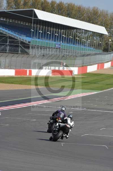 Motorcycle action photographs;Silverstone circuit;Silverstone photographs;Trackday digital images;event digital images;eventdigitalimages;no limits trackday;peter wileman photography;rockingham towcester northamptonshire;trackday;trackday photos