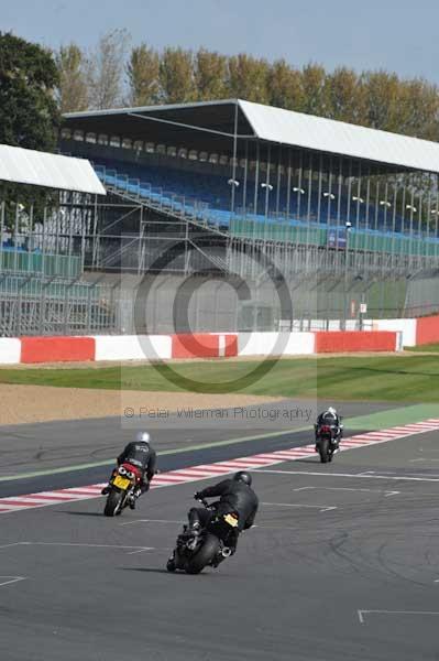 Motorcycle action photographs;Silverstone circuit;Silverstone photographs;Trackday digital images;event digital images;eventdigitalimages;no limits trackday;peter wileman photography;rockingham towcester northamptonshire;trackday;trackday photos