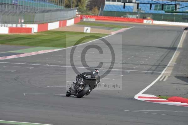 Motorcycle action photographs;Silverstone circuit;Silverstone photographs;Trackday digital images;event digital images;eventdigitalimages;no limits trackday;peter wileman photography;rockingham towcester northamptonshire;trackday;trackday photos