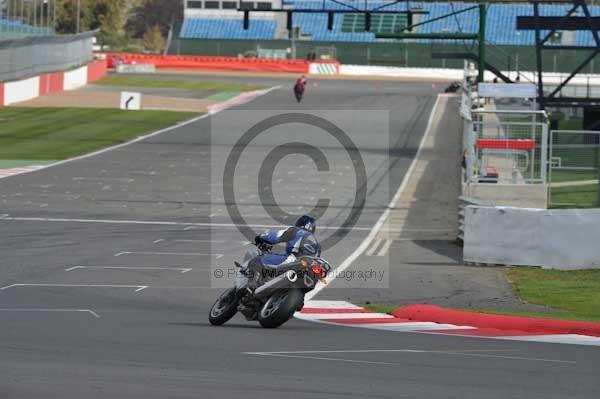Motorcycle action photographs;Silverstone circuit;Silverstone photographs;Trackday digital images;event digital images;eventdigitalimages;no limits trackday;peter wileman photography;rockingham towcester northamptonshire;trackday;trackday photos
