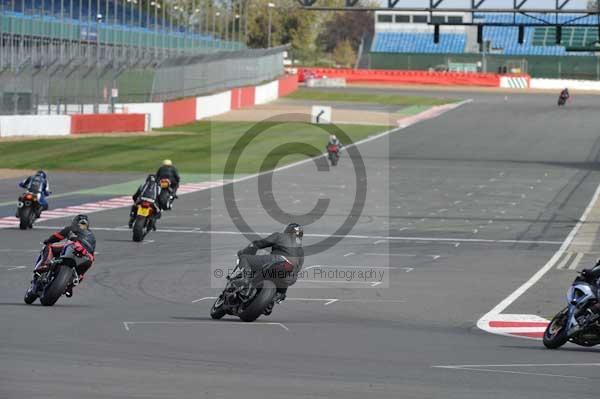 Motorcycle action photographs;Silverstone circuit;Silverstone photographs;Trackday digital images;event digital images;eventdigitalimages;no limits trackday;peter wileman photography;rockingham towcester northamptonshire;trackday;trackday photos
