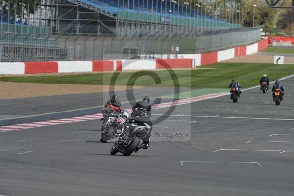 Motorcycle action photographs;Silverstone circuit;Silverstone photographs;Trackday digital images;event digital images;eventdigitalimages;no limits trackday;peter wileman photography;rockingham towcester northamptonshire;trackday;trackday photos