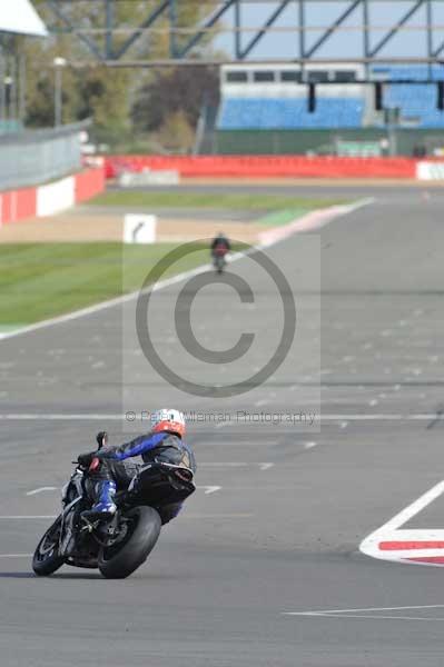 Motorcycle action photographs;Silverstone circuit;Silverstone photographs;Trackday digital images;event digital images;eventdigitalimages;no limits trackday;peter wileman photography;rockingham towcester northamptonshire;trackday;trackday photos