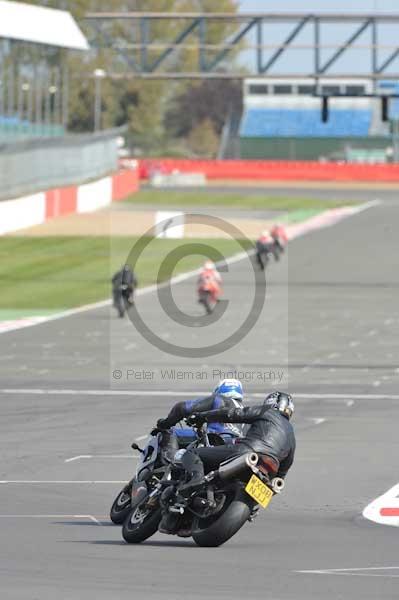 Motorcycle action photographs;Silverstone circuit;Silverstone photographs;Trackday digital images;event digital images;eventdigitalimages;no limits trackday;peter wileman photography;rockingham towcester northamptonshire;trackday;trackday photos