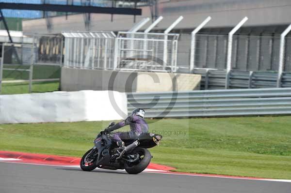 Motorcycle action photographs;Silverstone circuit;Silverstone photographs;Trackday digital images;event digital images;eventdigitalimages;no limits trackday;peter wileman photography;rockingham towcester northamptonshire;trackday;trackday photos