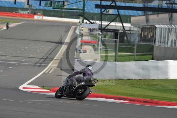 Motorcycle action photographs;Silverstone circuit;Silverstone photographs;Trackday digital images;event digital images;eventdigitalimages;no limits trackday;peter wileman photography;rockingham towcester northamptonshire;trackday;trackday photos