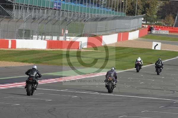 Motorcycle action photographs;Silverstone circuit;Silverstone photographs;Trackday digital images;event digital images;eventdigitalimages;no limits trackday;peter wileman photography;rockingham towcester northamptonshire;trackday;trackday photos