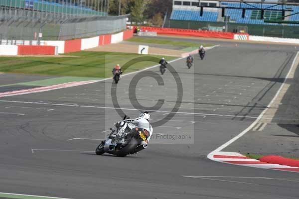 Motorcycle action photographs;Silverstone circuit;Silverstone photographs;Trackday digital images;event digital images;eventdigitalimages;no limits trackday;peter wileman photography;rockingham towcester northamptonshire;trackday;trackday photos