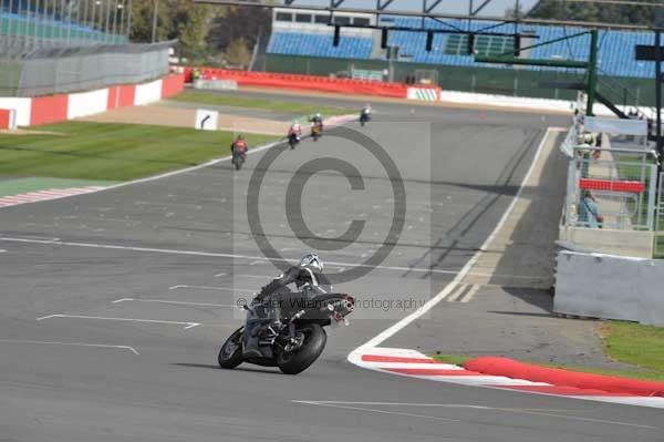 Motorcycle action photographs;Silverstone circuit;Silverstone photographs;Trackday digital images;event digital images;eventdigitalimages;no limits trackday;peter wileman photography;rockingham towcester northamptonshire;trackday;trackday photos