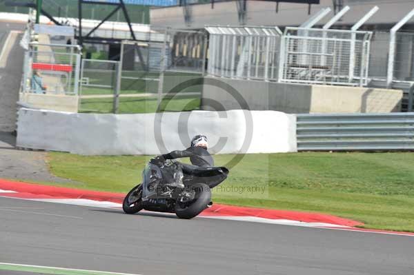 Motorcycle action photographs;Silverstone circuit;Silverstone photographs;Trackday digital images;event digital images;eventdigitalimages;no limits trackday;peter wileman photography;rockingham towcester northamptonshire;trackday;trackday photos