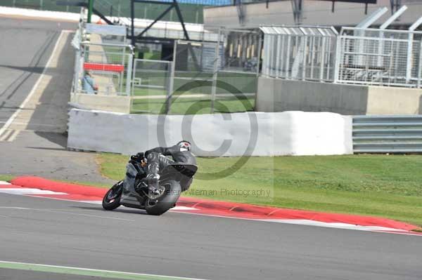 Motorcycle action photographs;Silverstone circuit;Silverstone photographs;Trackday digital images;event digital images;eventdigitalimages;no limits trackday;peter wileman photography;rockingham towcester northamptonshire;trackday;trackday photos