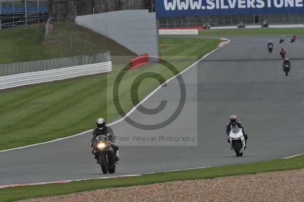 Motorcycle action photographs;Silverstone circuit;Silverstone photographs;Trackday digital images;event digital images;eventdigitalimages;no limits trackday;peter wileman photography;rockingham towcester northamptonshire;trackday;trackday photos