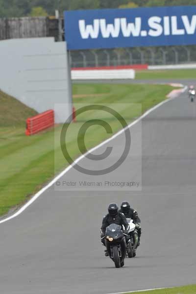 Motorcycle action photographs;Silverstone circuit;Silverstone photographs;Trackday digital images;event digital images;eventdigitalimages;no limits trackday;peter wileman photography;rockingham towcester northamptonshire;trackday;trackday photos
