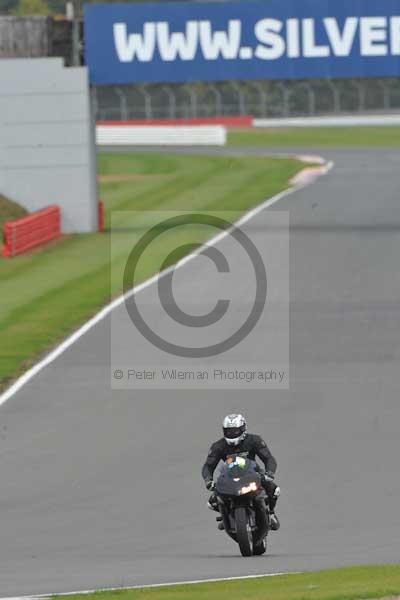 Motorcycle action photographs;Silverstone circuit;Silverstone photographs;Trackday digital images;event digital images;eventdigitalimages;no limits trackday;peter wileman photography;rockingham towcester northamptonshire;trackday;trackday photos