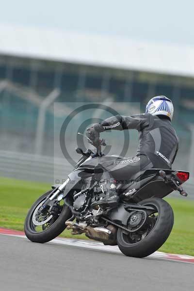 Motorcycle action photographs;Silverstone circuit;Silverstone photographs;Trackday digital images;event digital images;eventdigitalimages;no limits trackday;peter wileman photography;rockingham towcester northamptonshire;trackday;trackday photos