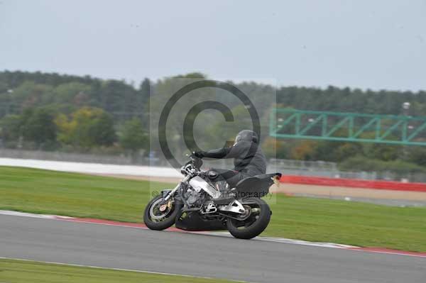 Motorcycle action photographs;Silverstone circuit;Silverstone photographs;Trackday digital images;event digital images;eventdigitalimages;no limits trackday;peter wileman photography;rockingham towcester northamptonshire;trackday;trackday photos
