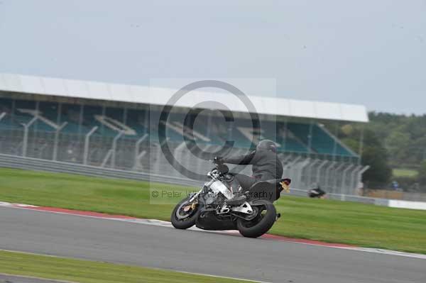 Motorcycle action photographs;Silverstone circuit;Silverstone photographs;Trackday digital images;event digital images;eventdigitalimages;no limits trackday;peter wileman photography;rockingham towcester northamptonshire;trackday;trackday photos