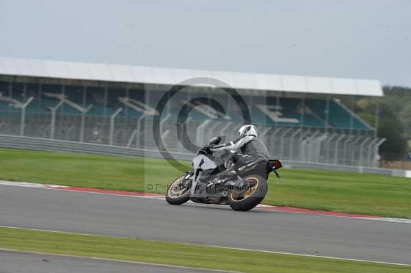 Motorcycle action photographs;Silverstone circuit;Silverstone photographs;Trackday digital images;event digital images;eventdigitalimages;no limits trackday;peter wileman photography;rockingham towcester northamptonshire;trackday;trackday photos