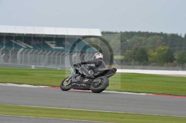 Motorcycle action photographs;Silverstone circuit;Silverstone photographs;Trackday digital images;event digital images;eventdigitalimages;no limits trackday;peter wileman photography;rockingham towcester northamptonshire;trackday;trackday photos