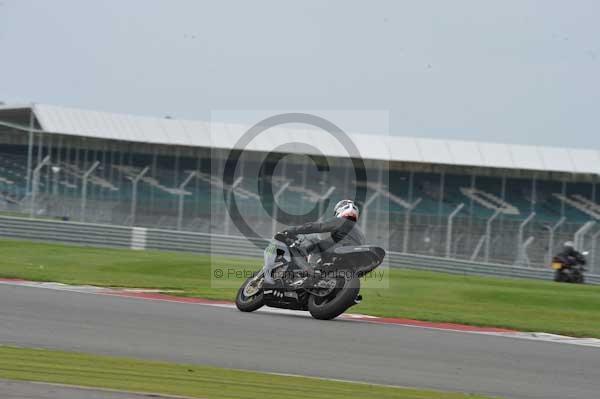 Motorcycle action photographs;Silverstone circuit;Silverstone photographs;Trackday digital images;event digital images;eventdigitalimages;no limits trackday;peter wileman photography;rockingham towcester northamptonshire;trackday;trackday photos