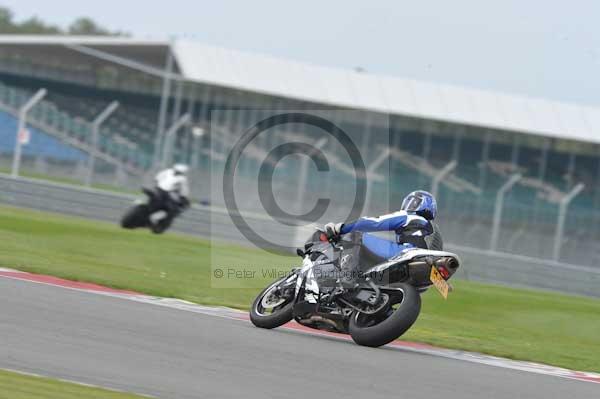 Motorcycle action photographs;Silverstone circuit;Silverstone photographs;Trackday digital images;event digital images;eventdigitalimages;no limits trackday;peter wileman photography;rockingham towcester northamptonshire;trackday;trackday photos