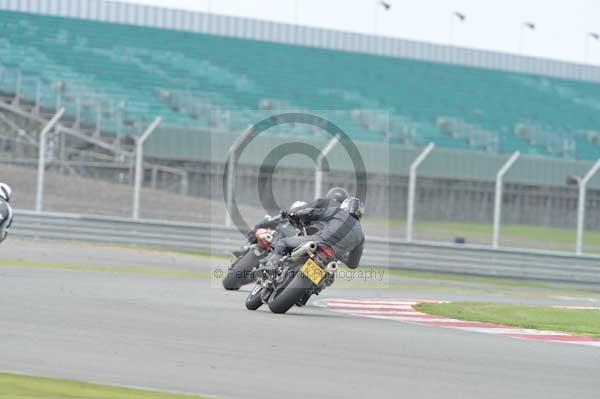 Motorcycle action photographs;Silverstone circuit;Silverstone photographs;Trackday digital images;event digital images;eventdigitalimages;no limits trackday;peter wileman photography;rockingham towcester northamptonshire;trackday;trackday photos