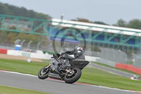 Motorcycle action photographs;Silverstone circuit;Silverstone photographs;Trackday digital images;event digital images;eventdigitalimages;no limits trackday;peter wileman photography;rockingham towcester northamptonshire;trackday;trackday photos