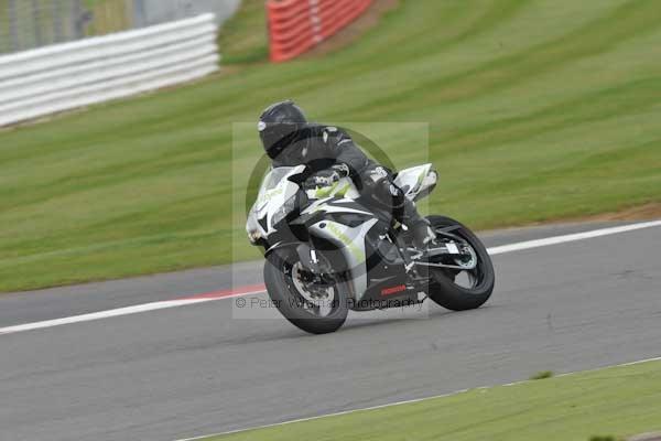 Motorcycle action photographs;Silverstone circuit;Silverstone photographs;Trackday digital images;event digital images;eventdigitalimages;no limits trackday;peter wileman photography;rockingham towcester northamptonshire;trackday;trackday photos